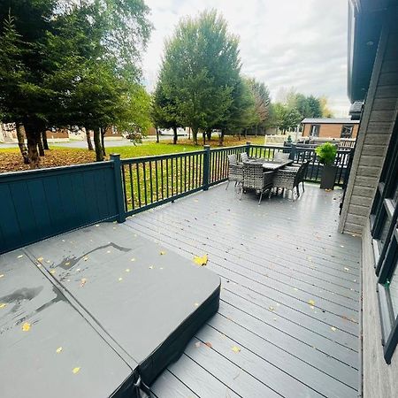 Copse View Lodge With Hot Tub York Extérieur photo