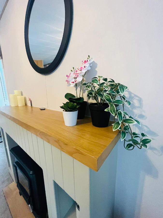 Copse View Lodge With Hot Tub York Extérieur photo