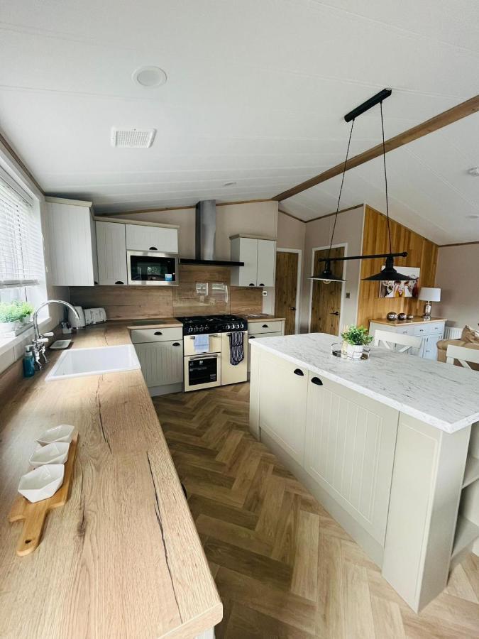 Copse View Lodge With Hot Tub York Extérieur photo