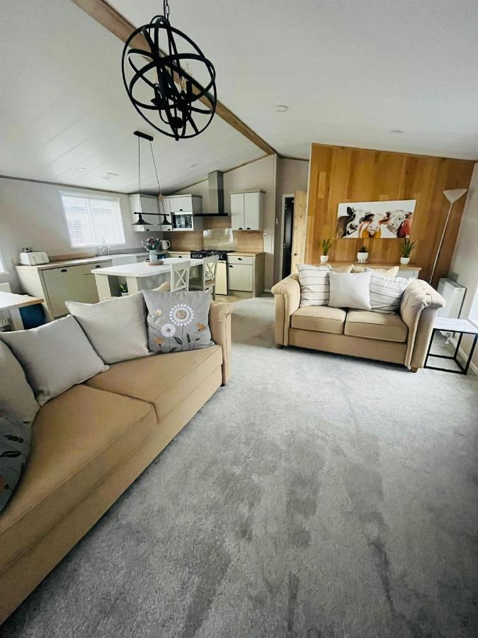 Copse View Lodge With Hot Tub York Extérieur photo