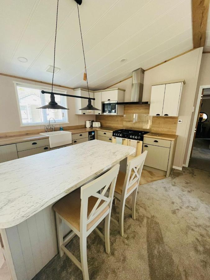 Copse View Lodge With Hot Tub York Extérieur photo
