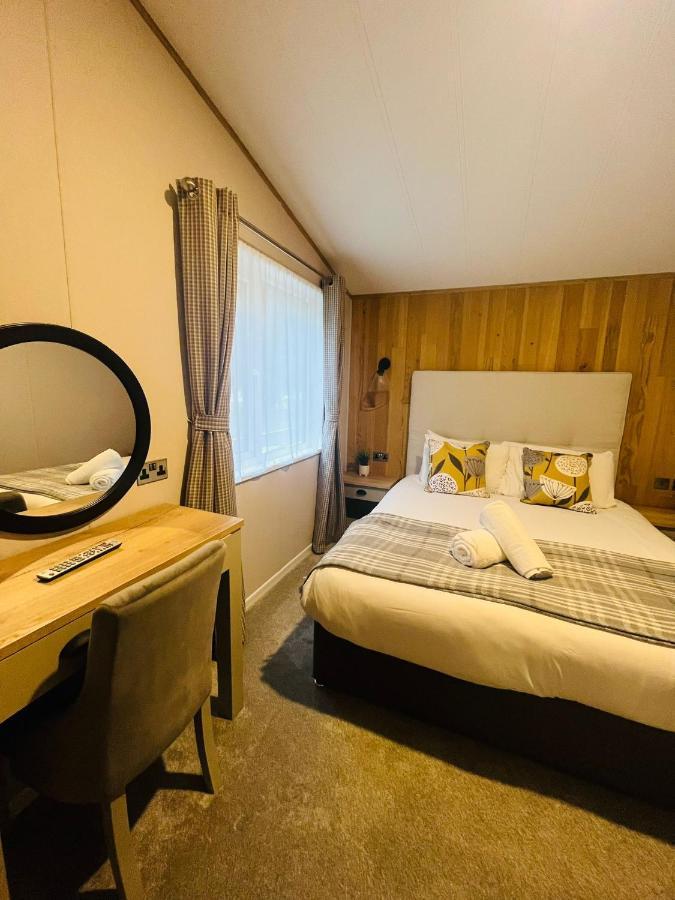 Copse View Lodge With Hot Tub York Extérieur photo