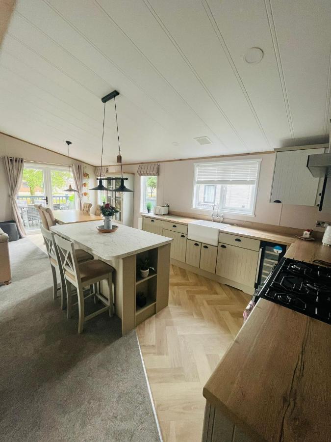 Copse View Lodge With Hot Tub York Extérieur photo