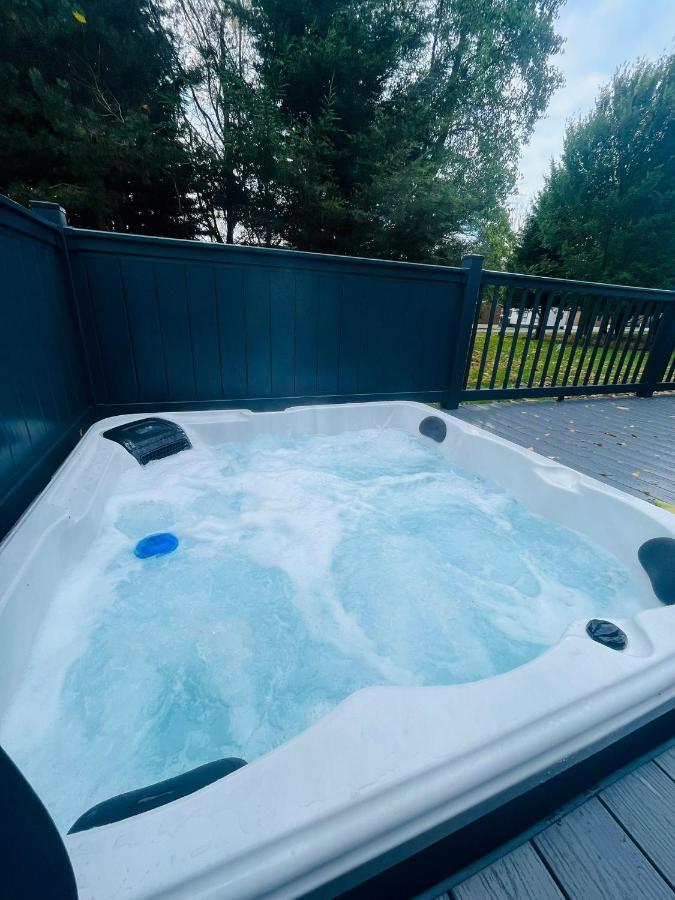 Copse View Lodge With Hot Tub York Extérieur photo