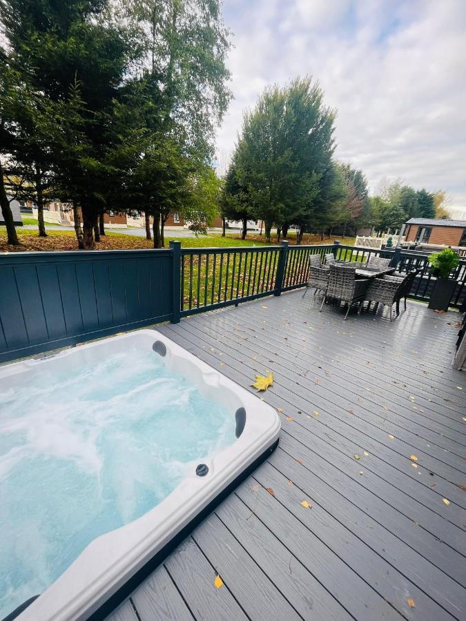 Copse View Lodge With Hot Tub York Extérieur photo