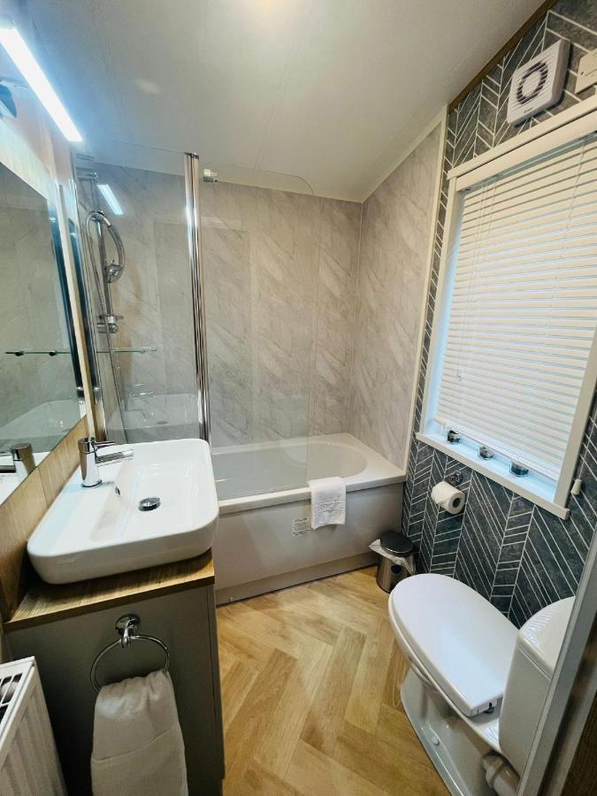 Copse View Lodge With Hot Tub York Extérieur photo